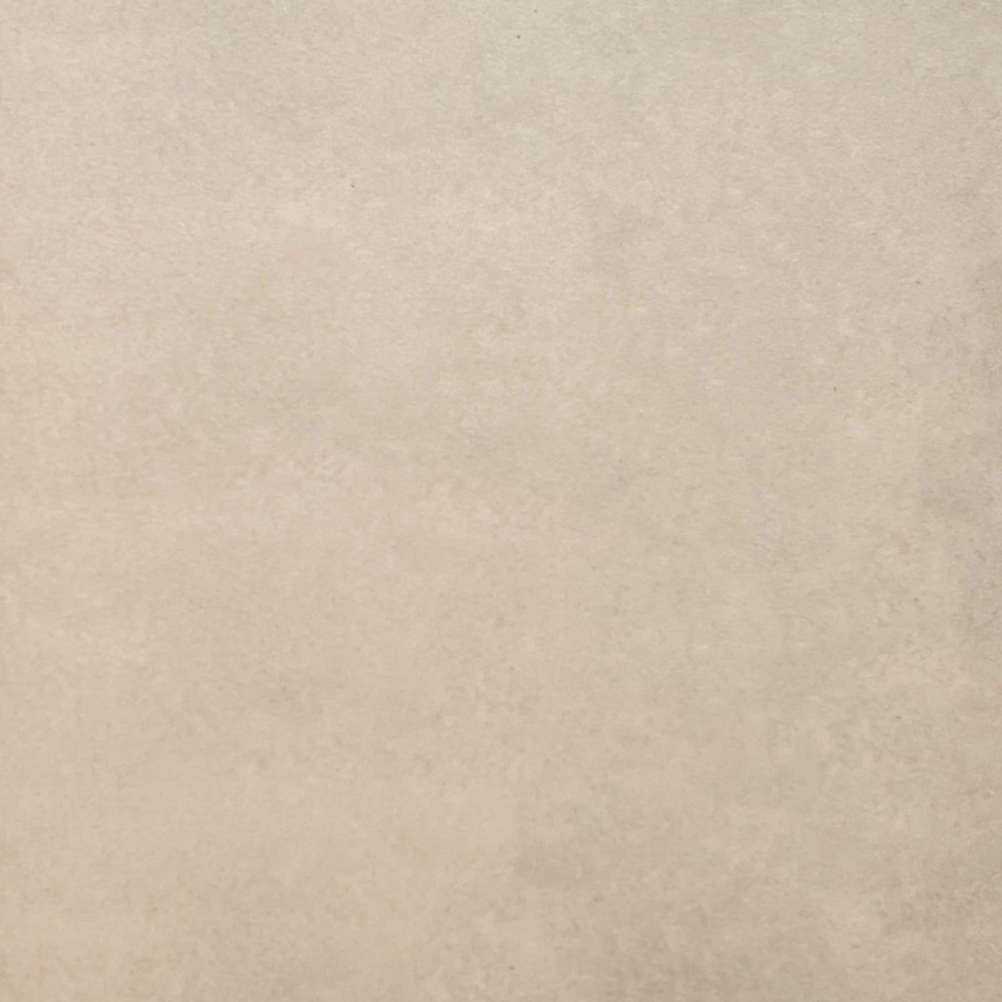 Beige betong selvklebende fliser imiterer betong og gir et behagelig uttrykk som passer godt til fornyelse av vegger og gulv.