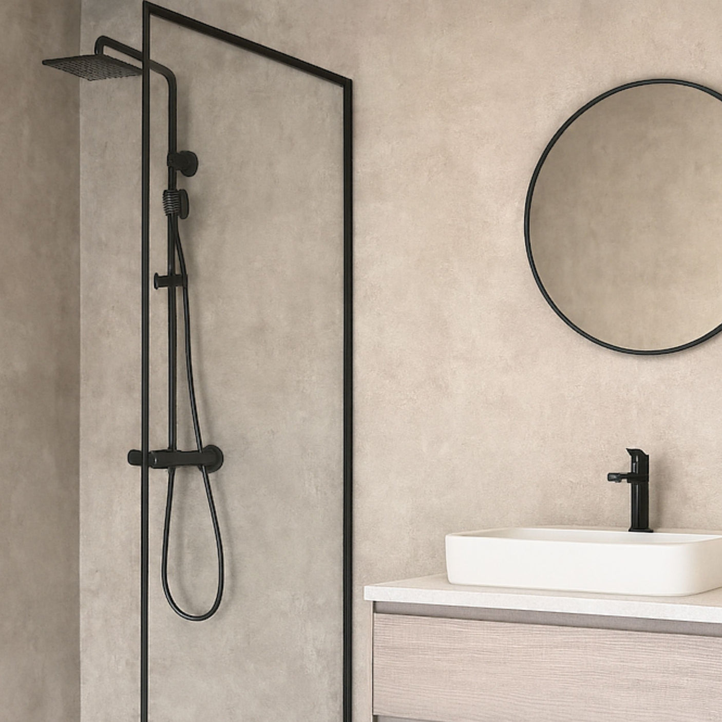 Moderne bad med dusj og sorte detaljer, beige vegger med kontaktplast i limewash, rund speil og servant med svart armatur.