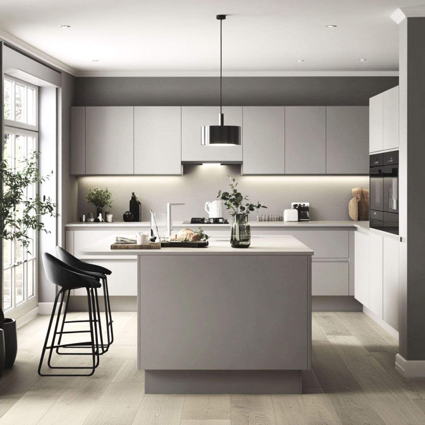 Uni Matt lys grå kontaktplast gir et behagelig uttrykk i en fin gråtone. Passer til fornyelse av kjøkken, bad eller møbler med helt slett underlag.