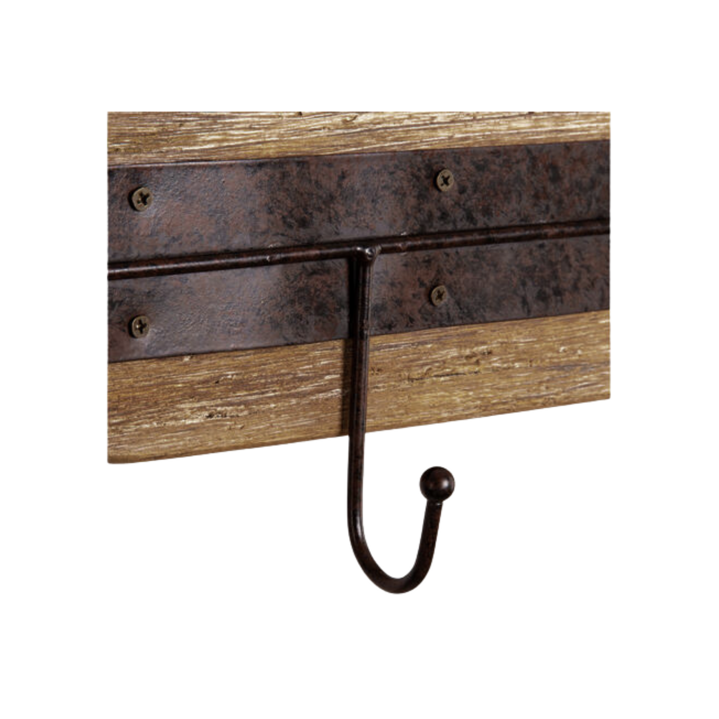 Nærbilde av en metallkrok festet på den rustikke treknaggrekken.