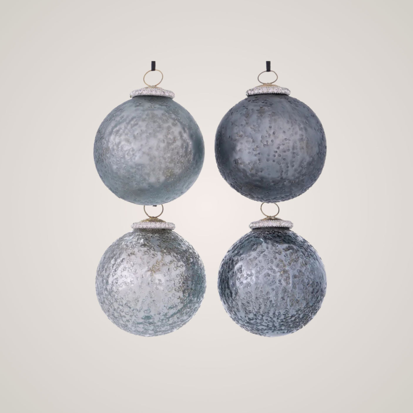 Tozzia julekuler 4-pk i sølvnyanser – elegante julekuler med ulike overflater for moderne og klassisk juletrepynt.