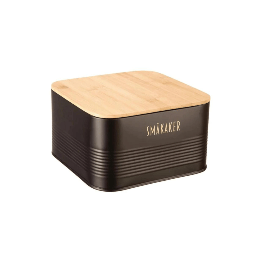 Sort metallboks med bambuslokk og gulltekst “Småkaker” på hvit bakgrunn.