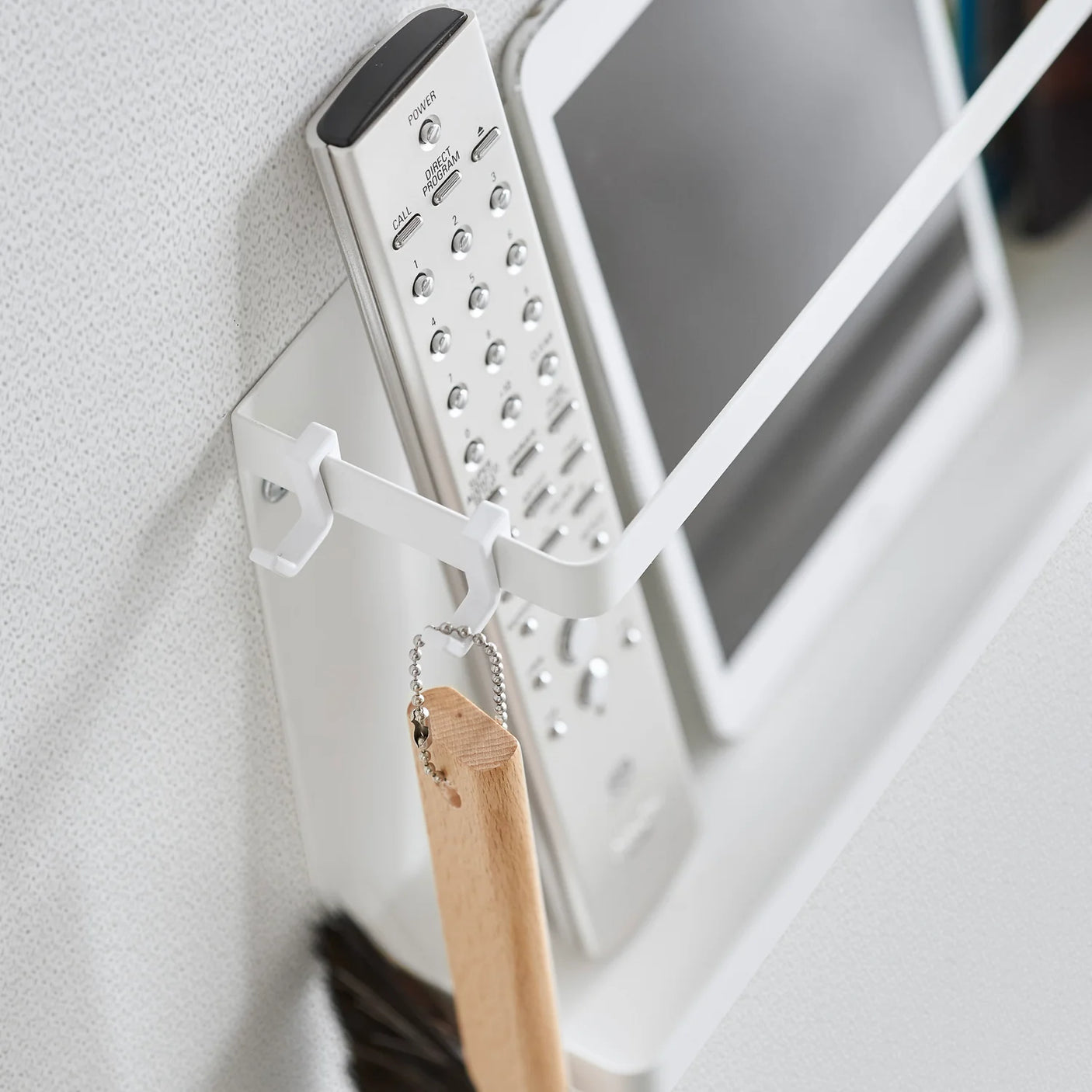 Veggmontert oppbevaringshylle i hvit finish med to kroker