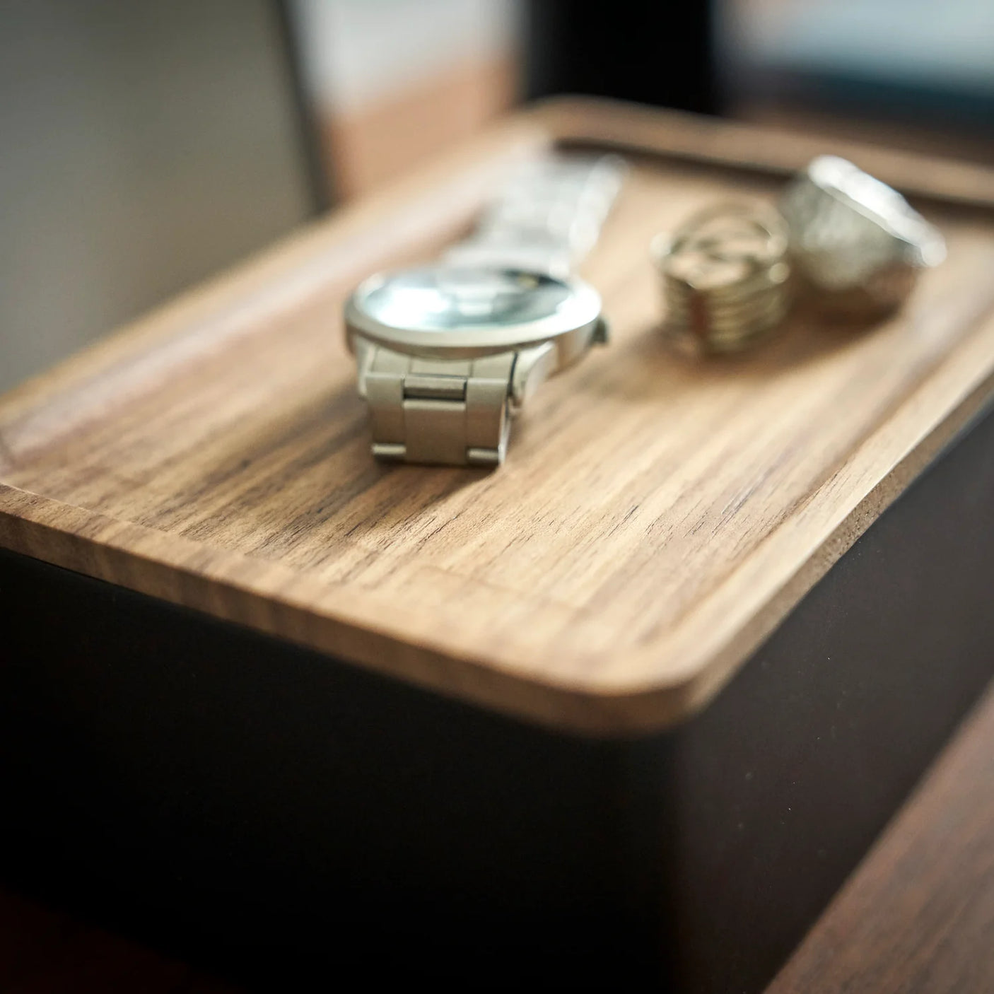 Smykkeboks i sort polystone med lokk i tre og ekstra oppbevaringsbrett