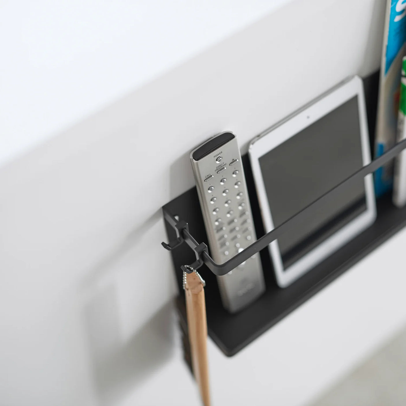 Oppbevaringshylle til vegg med kroker sort