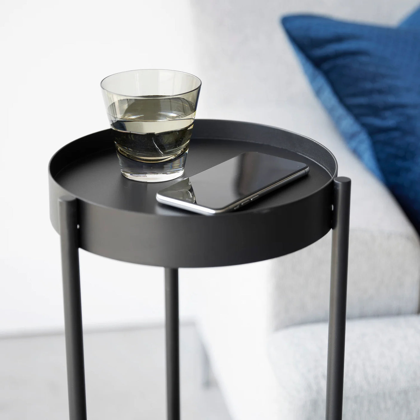 Plantebord i sort metall brukt til planter og dekor i stue