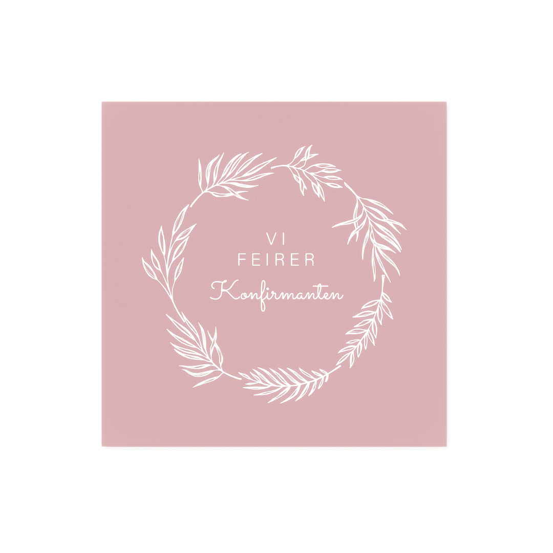 Borddekking i varme trematerialer med beige lin, glass og serviett med hvit botanisk krans.