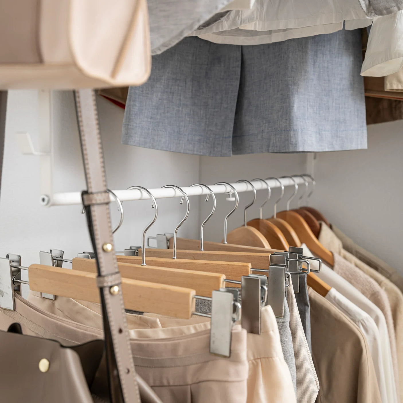 OppbevaringslĂžsning til garderobe med to stenger og kroker i hvitt metall