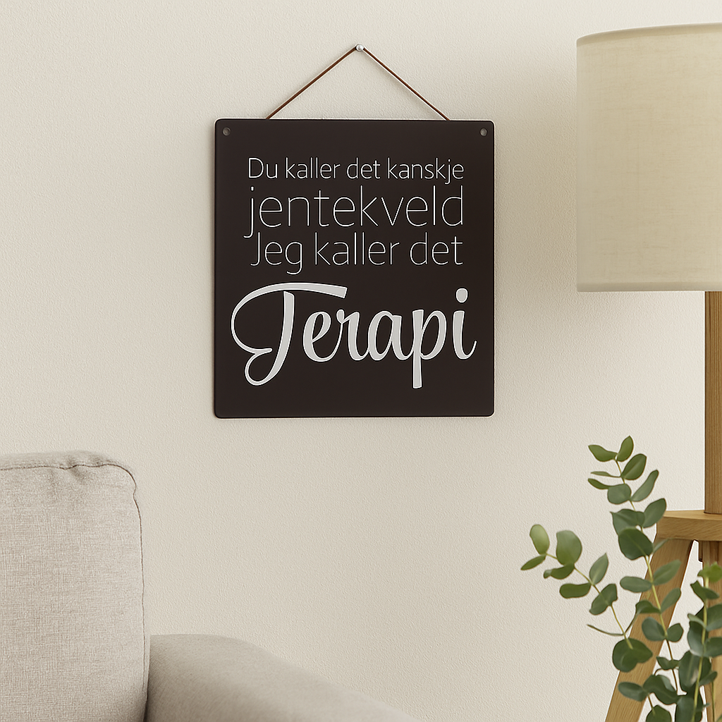 Metallskilt med teksten «Du kaller det kanskje jentekveld, jeg kaller det terapi» – dekorativ veggpynt i koselig og moderne stue.