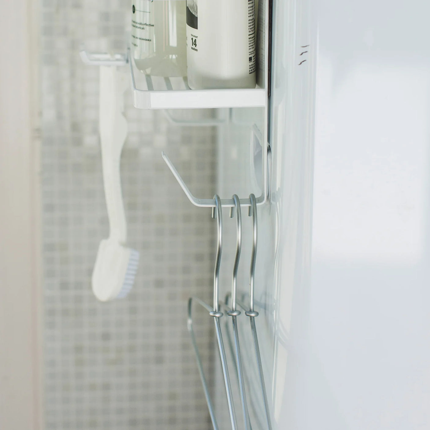 Praktisk oppbevaring til vaskemaskin i hvit metall med magnet