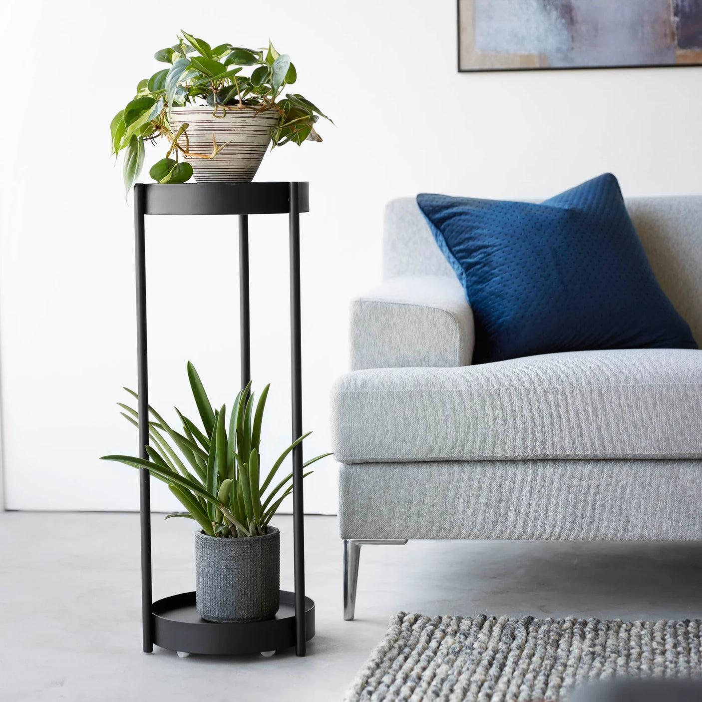 Smalt plantebord med to brett og skjulte hjul for enkel flytting