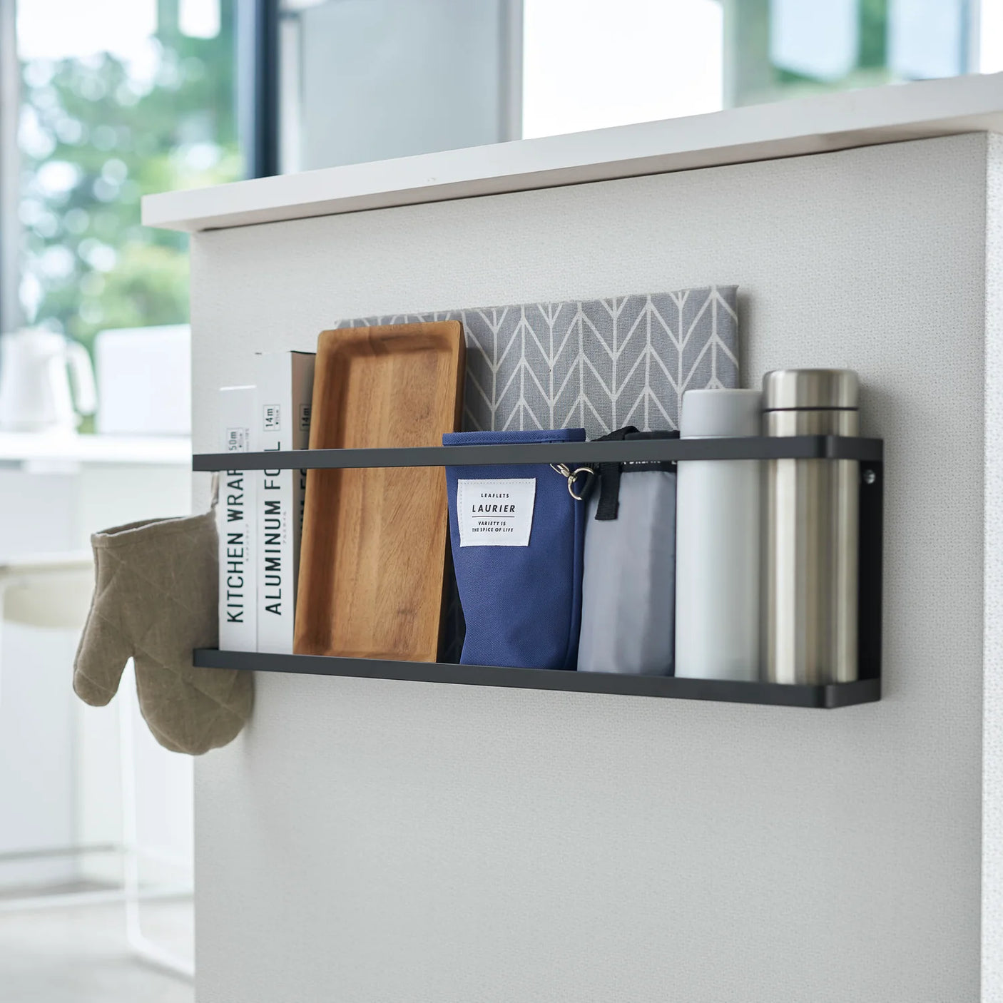 Oppbevaringshylle til vegg med kroker sort