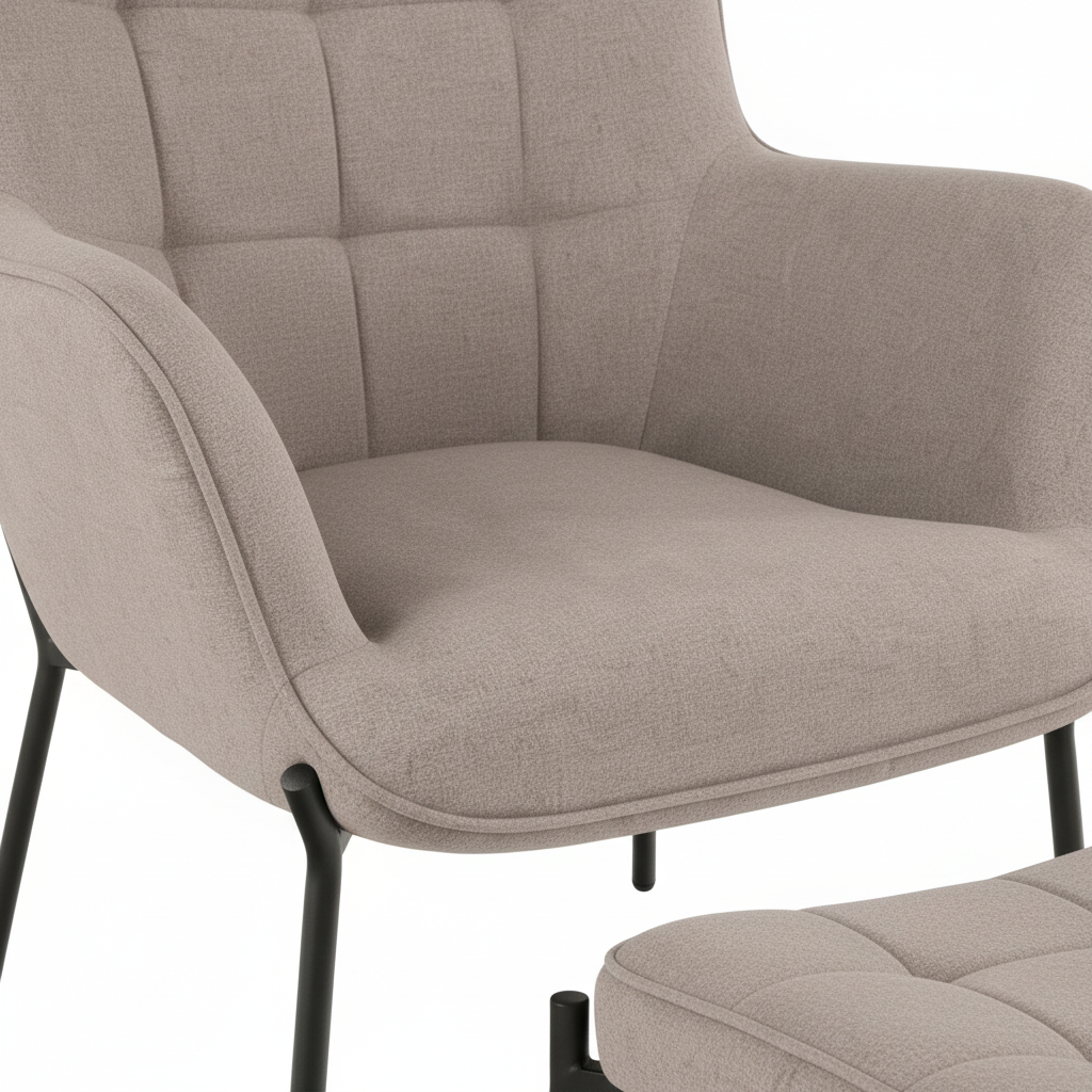 Komfortabel loungestol med skammel og høyt ryggparti i lys beige tone