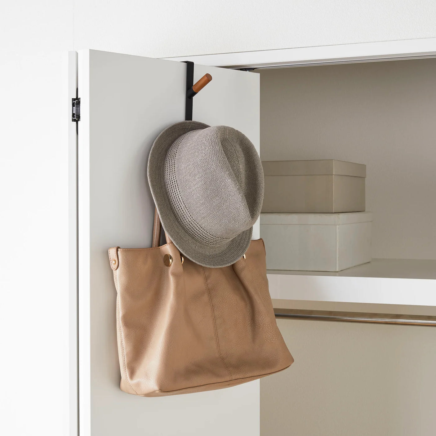 Praktisk over døren knaggrekke til håndklær og klær