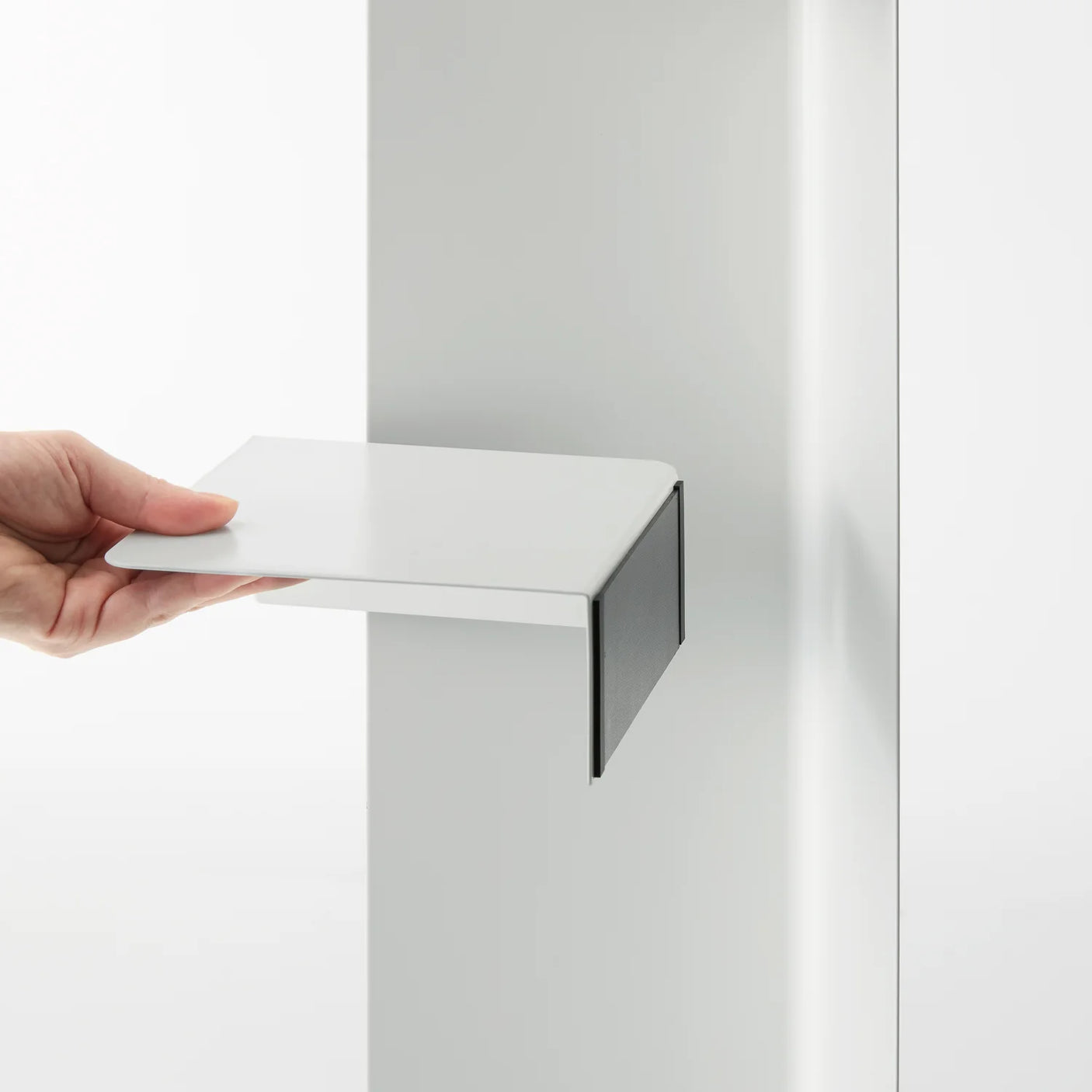 Plassbesparende baderomshylle med skjulte hjul og lukket design