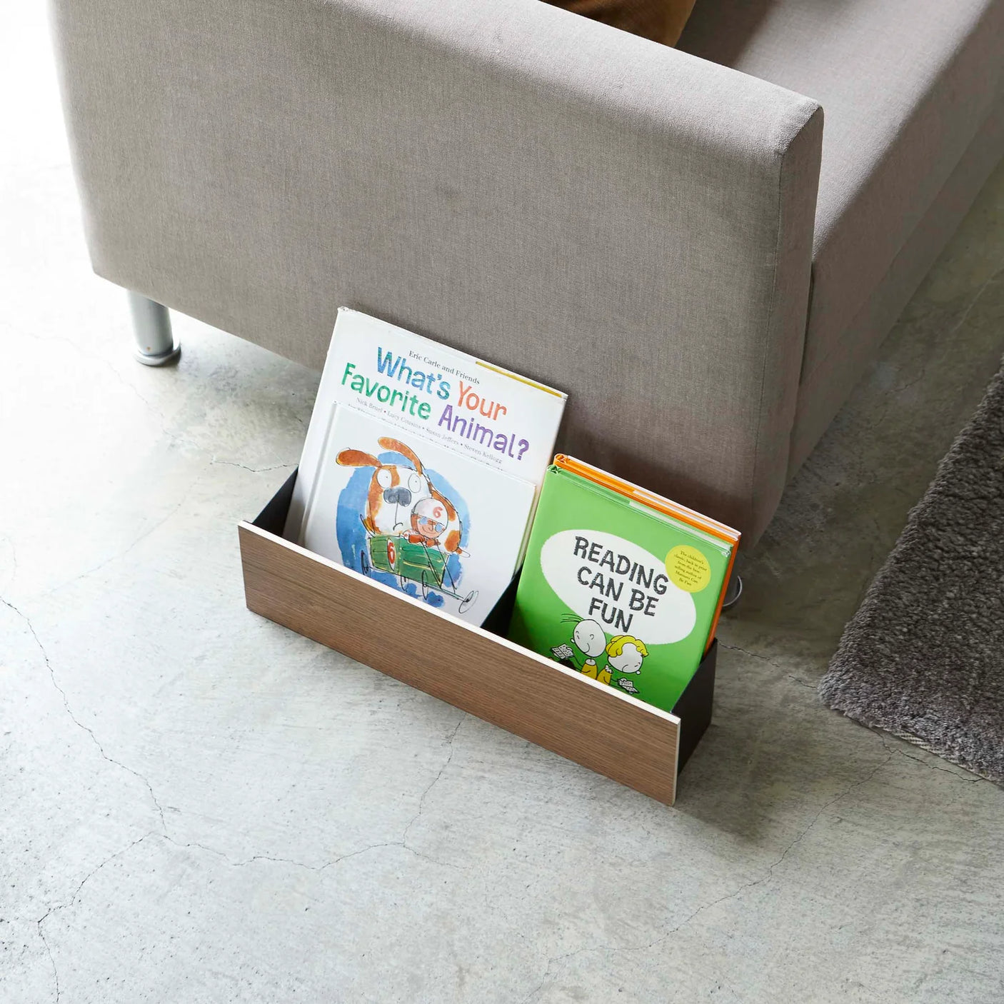 Nærbilde av trefronten, den sorte overflaten og materialmøtet