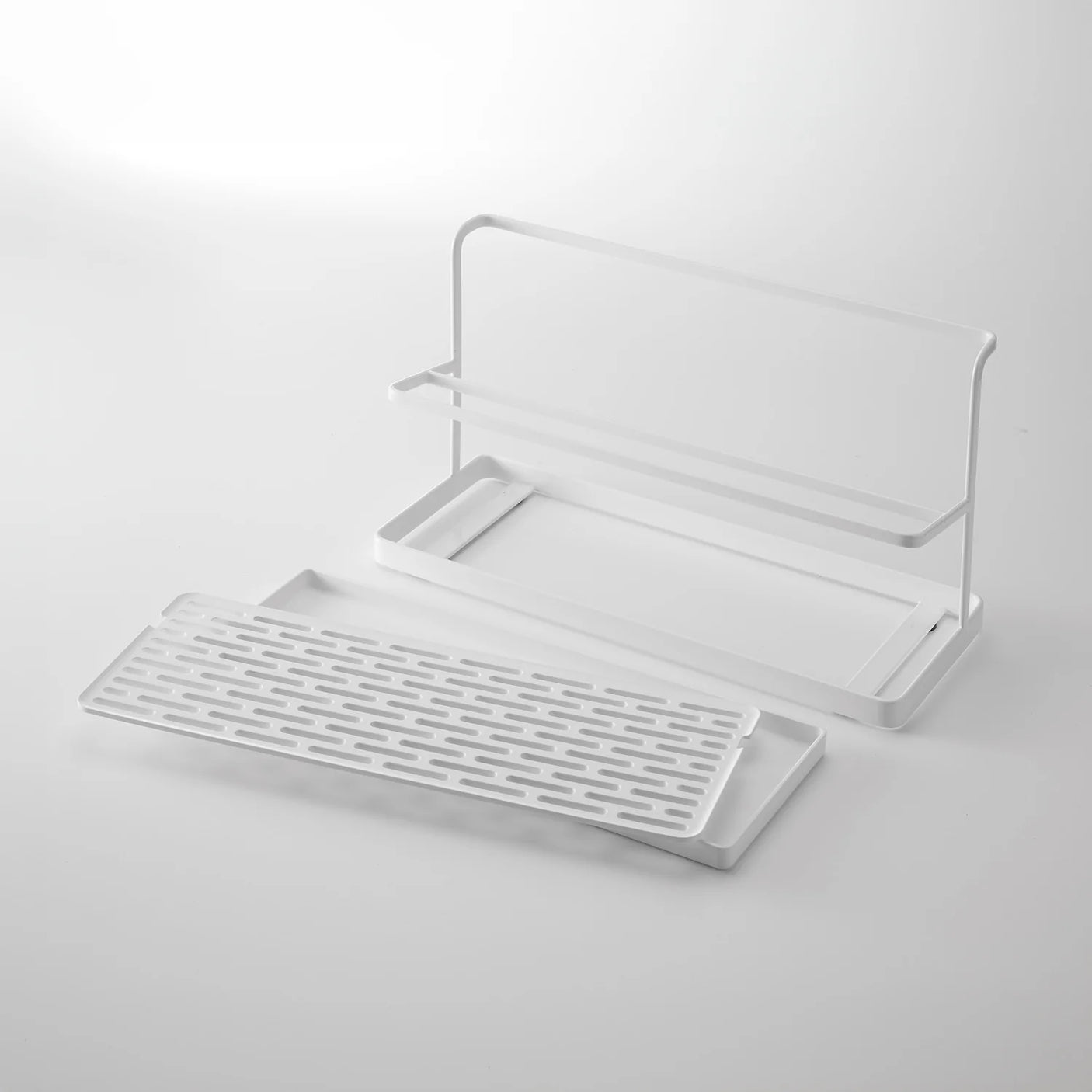 Tørkeløsning til drikkeflasker med skrå plassering og avtakbar rist