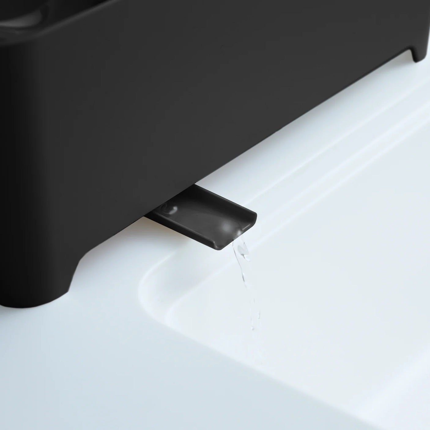 Oppvaskstativ i svart med drenering tilbake til vasken