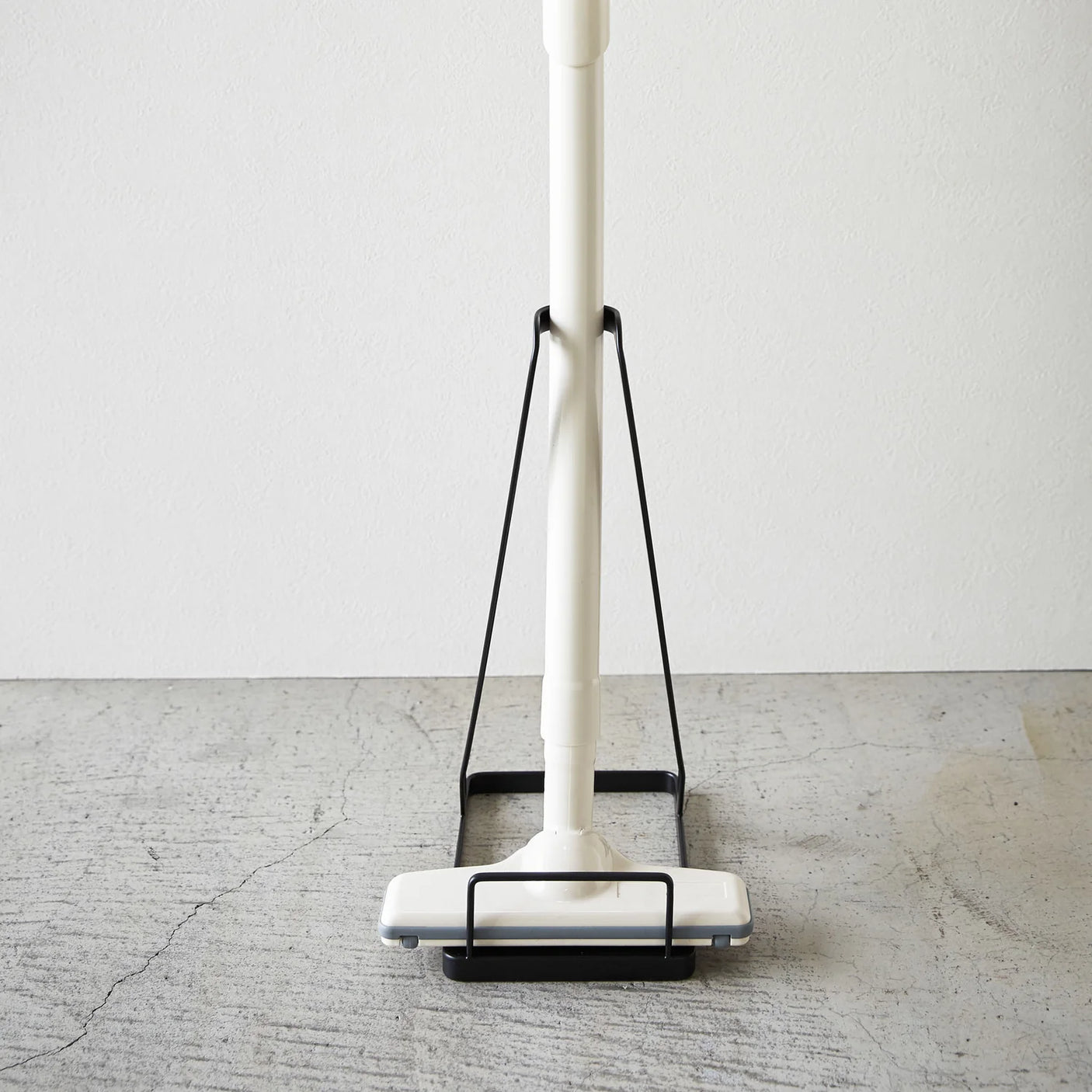 Praktisk støvsugeroppbevaring i svart metall til vaskerom og bod