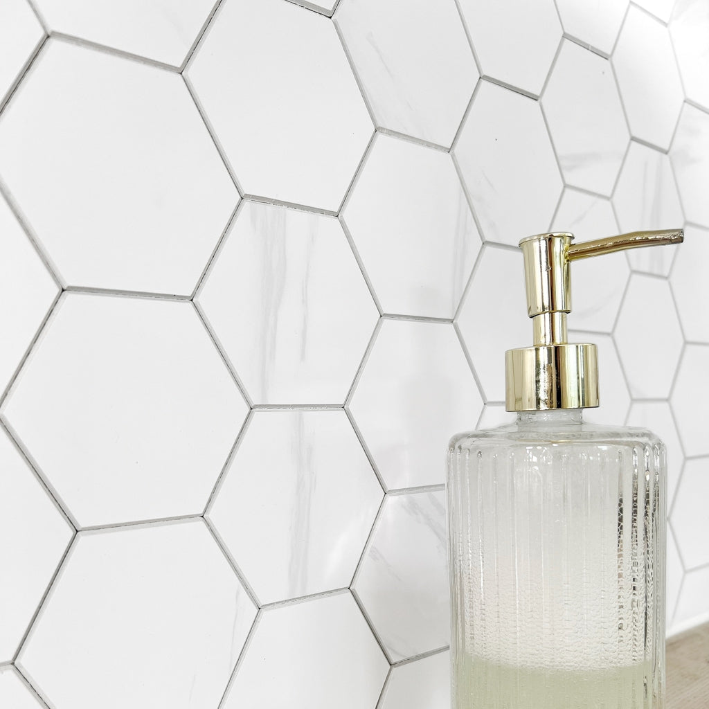 Veggfliser med grå marmorering gir kjøkkenet et stilrent uttrykk.