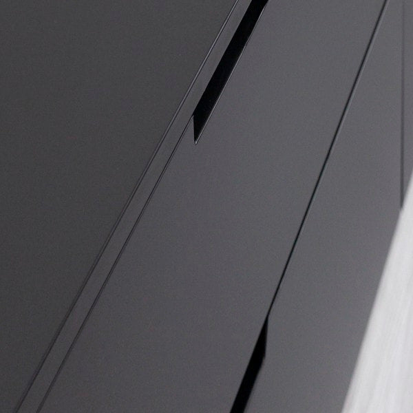 Sort matt kontaktplast på kjøkkenskap – moderne oppgradering uten maling