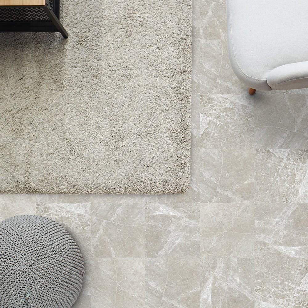 Fliser som kombinerer varme toner og naturinspirert design.