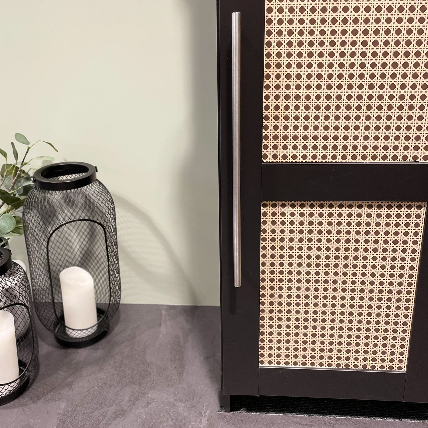 Håndtak i stål for kjøkken, bad og oppbevaringsmøbler.