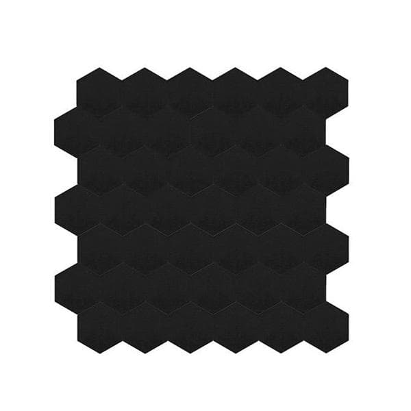 Stylet interiør med grønne planter og sort matt hexagonfliser som bakgrunn.