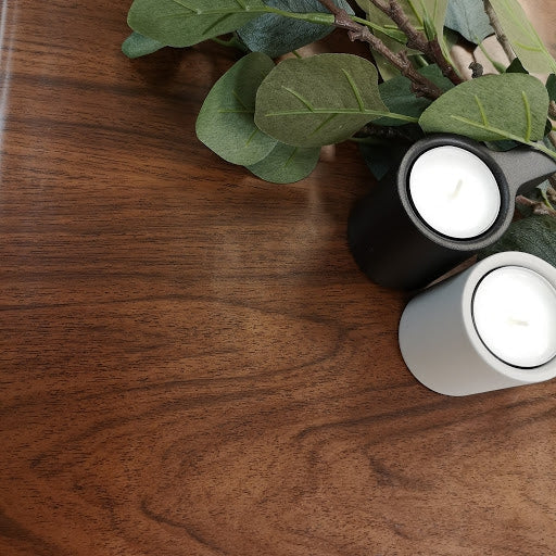 Walnut deep kontaktplast gir et elegant og klassisk uttrykk. Den varme tonen av imitert treverk med farge av valnøtt passer godt til bordflater og møbler.