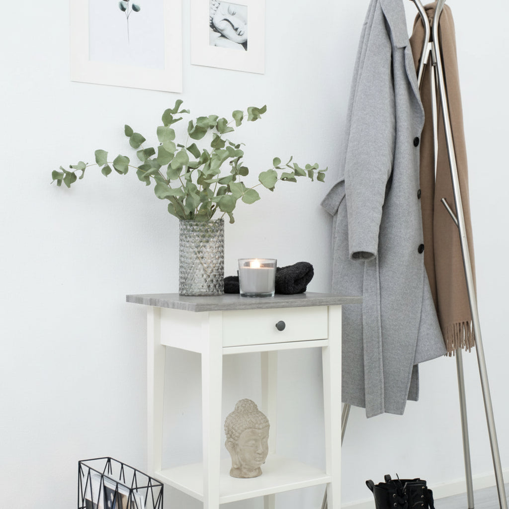 Møbelplate i perlegrå kontaktplast med vase som dekor