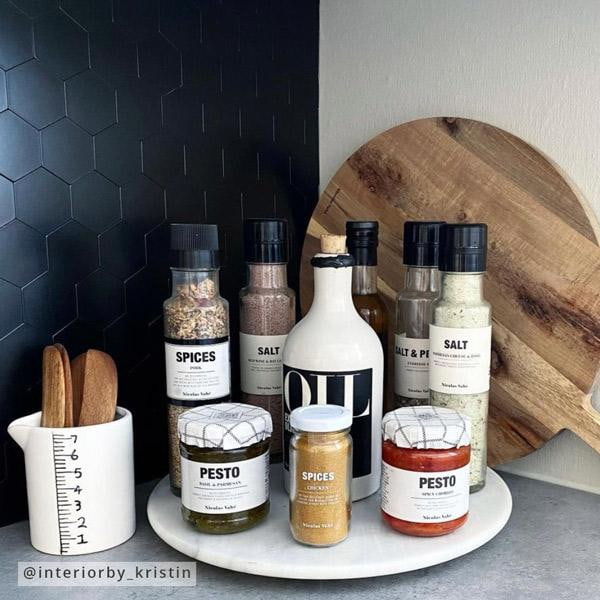 Matt overflate og struktur på hexagon sort veggflis.