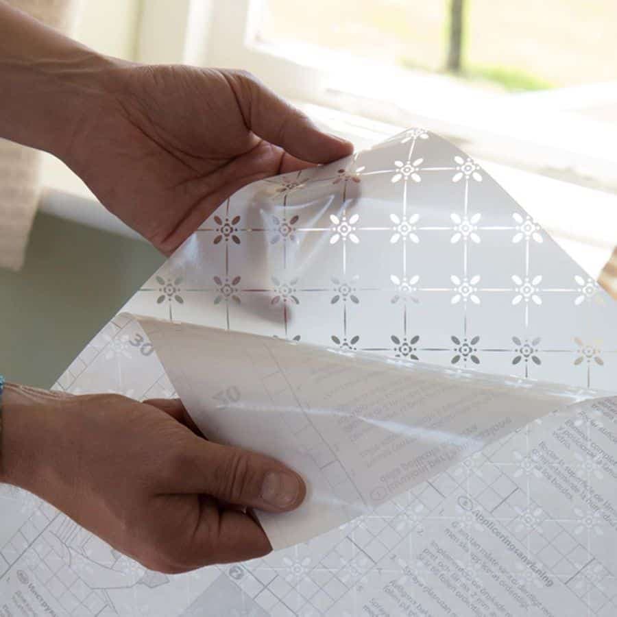 Vindusfolie med blomstermønster montert på vindu, skjermer innsyn og slipper inn naturlig lys