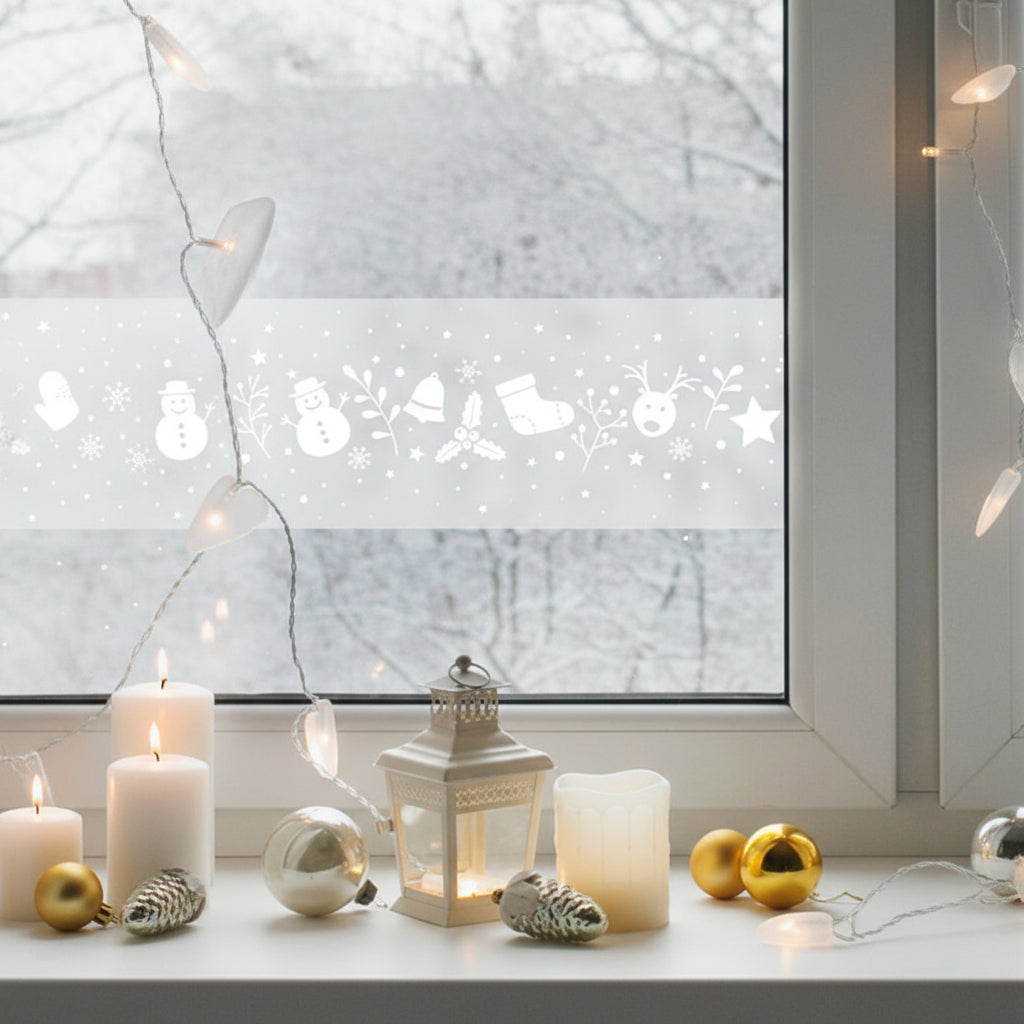 Julefolie på vindu med frostet mønster og tente lys foran