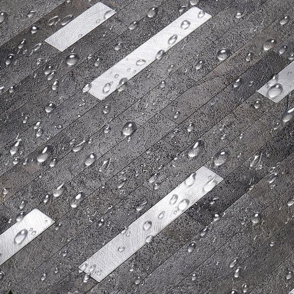 Etterligner naturstein i mørke nyanser for en elegant og rå overflate.