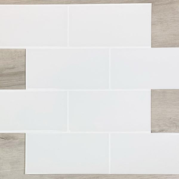 Subway hvite fliser montert på lys kjøkkenvegg – vannbestandig overflate.