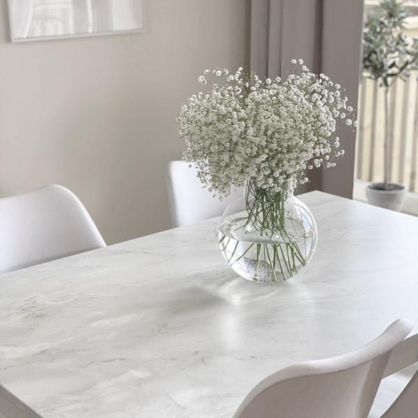Marmor Romeo hvit matt kontaktplast på spisebord – stilfull dekorfolie som gir en tidløs og eksklusiv marmorlook til møbler og benkeplater.