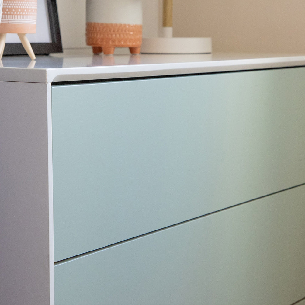 Matt grønn kontaktplast med selvklebende bakside, brukt til å oppgradere hyller og nattbord.