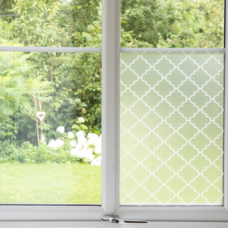 Elegant vindusfolie med marokkansk-inspirert design fra Lindas Dekor.