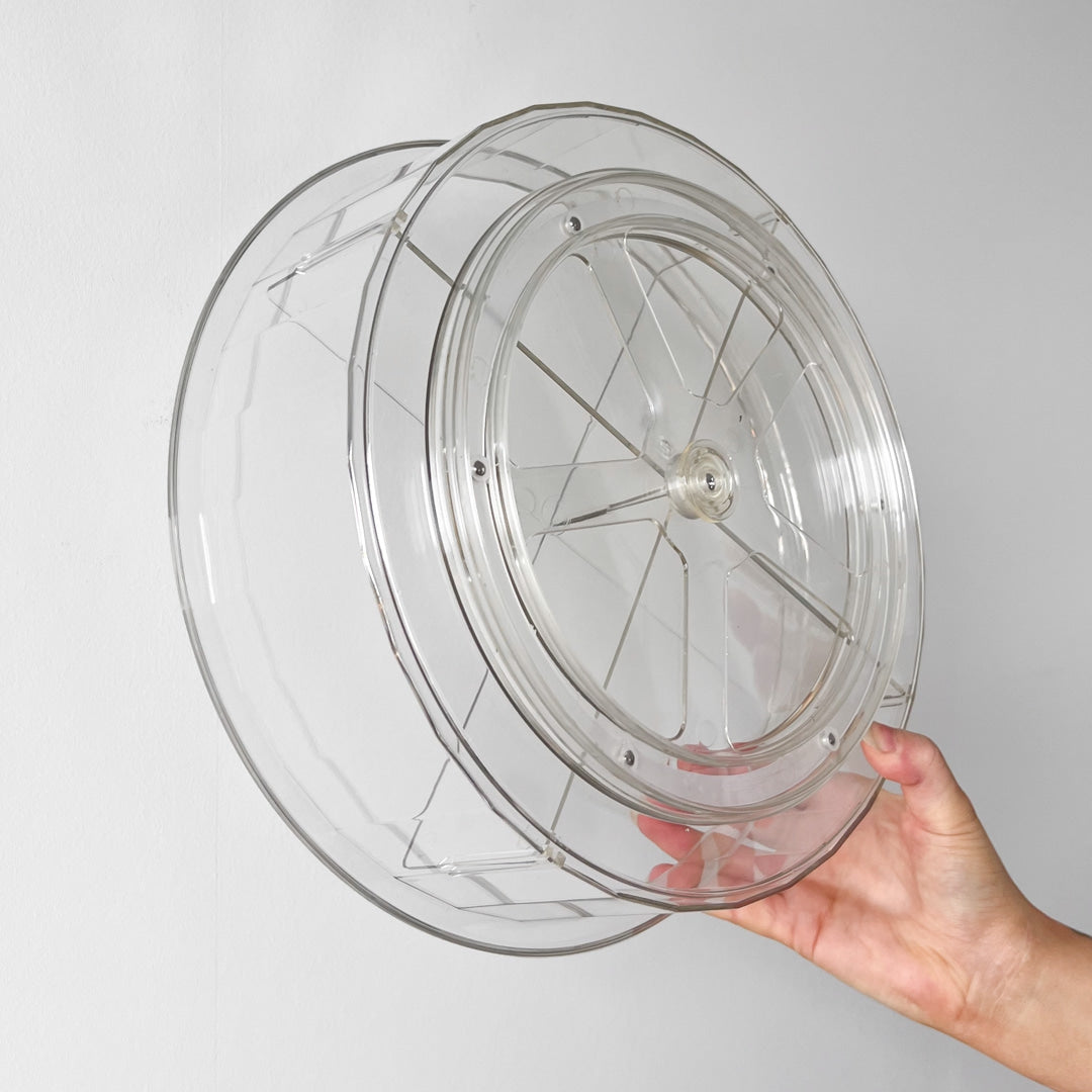 Snurrebrett i plast med høy kant som holder produkter trygt på plass