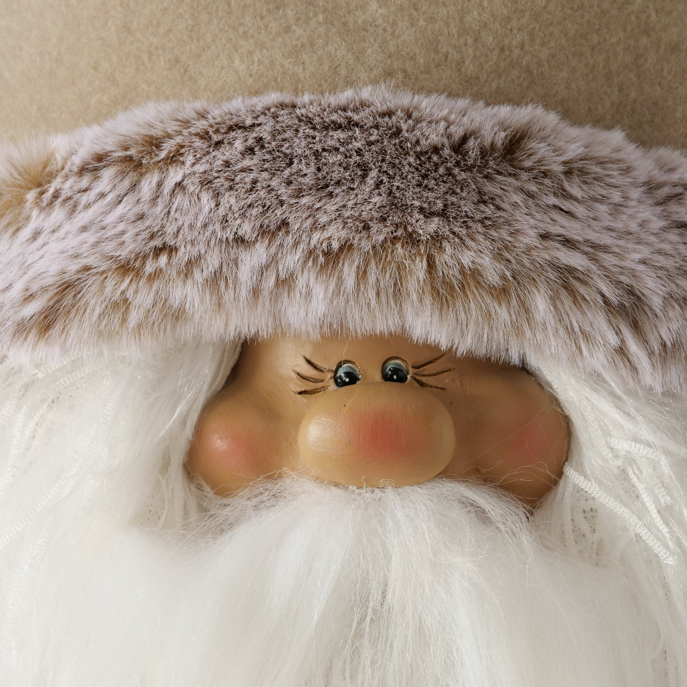 Nærbilde av nissefigur Brodie med skjegg og pelskant på luen.