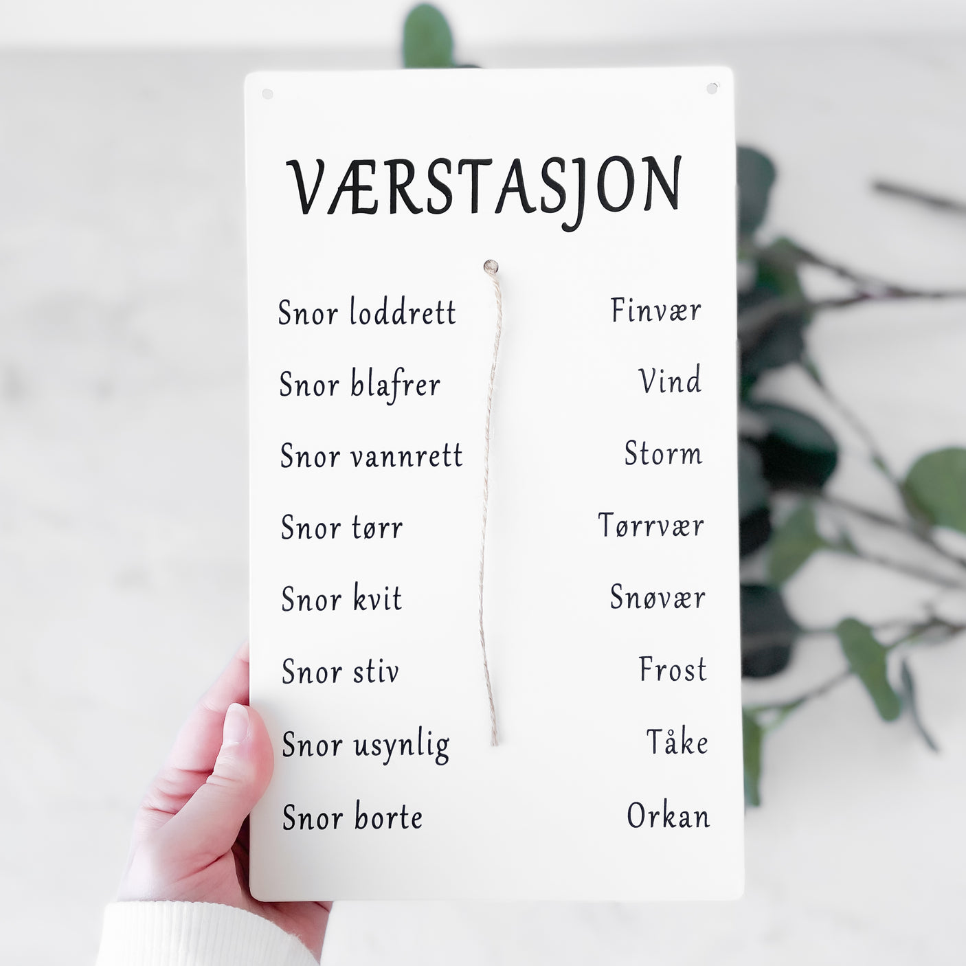 Skilt Værstasjon, hvit