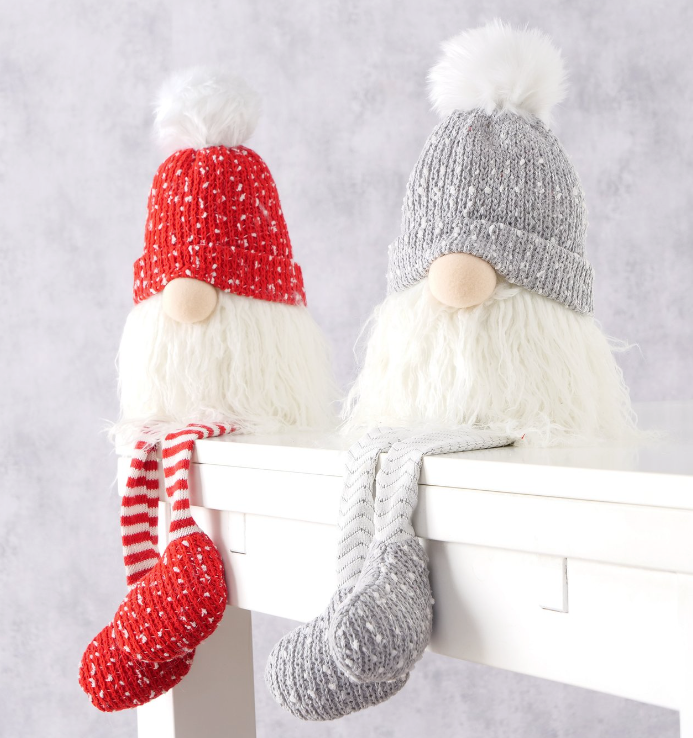 Dekorativ sittende nisse med lue og skjegg, perfekt til sofa og hylle.