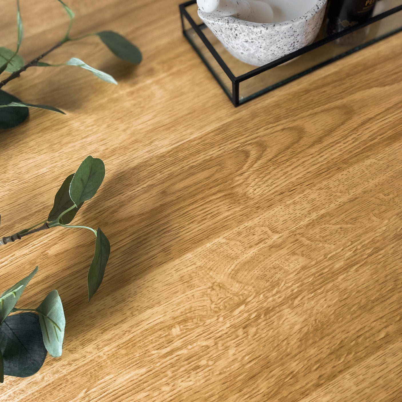 Premium Bedford Oak kontaktplast er en bestselger som imiterer treverik i eik. Denne er ypperlig til fornyelse av trapp eller møbler.