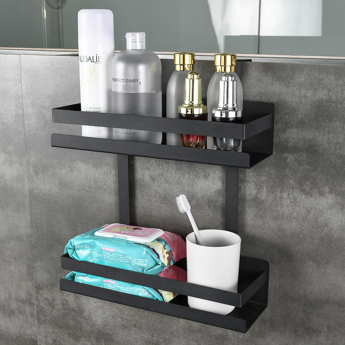 Dusjhylle, sort metall