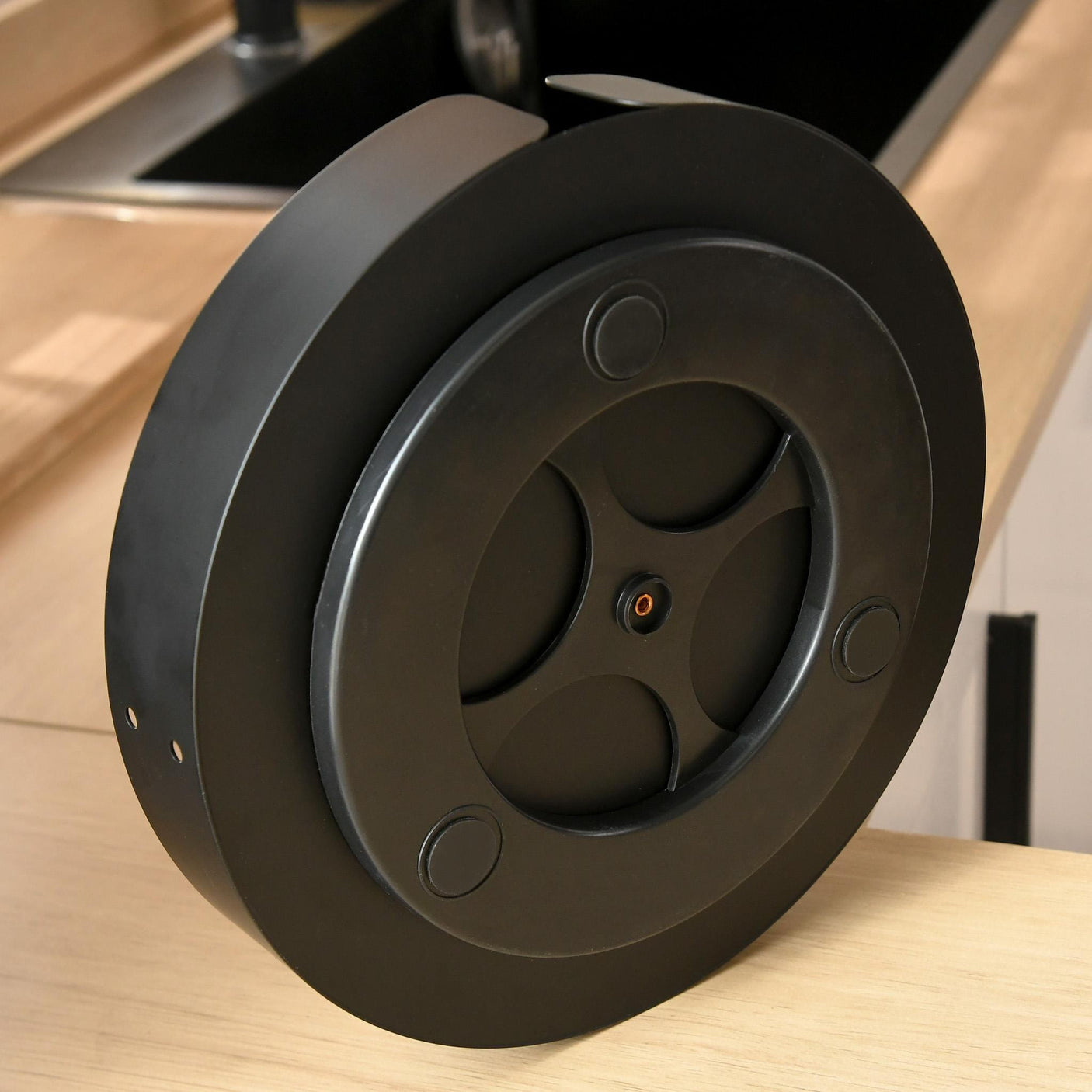 Undersiden av sort snurrebrett med rotasjonsfunksjon og antiskli-føtter – gir jevn 360° rotasjon og stabilitet for praktisk hverdagsorganisering.