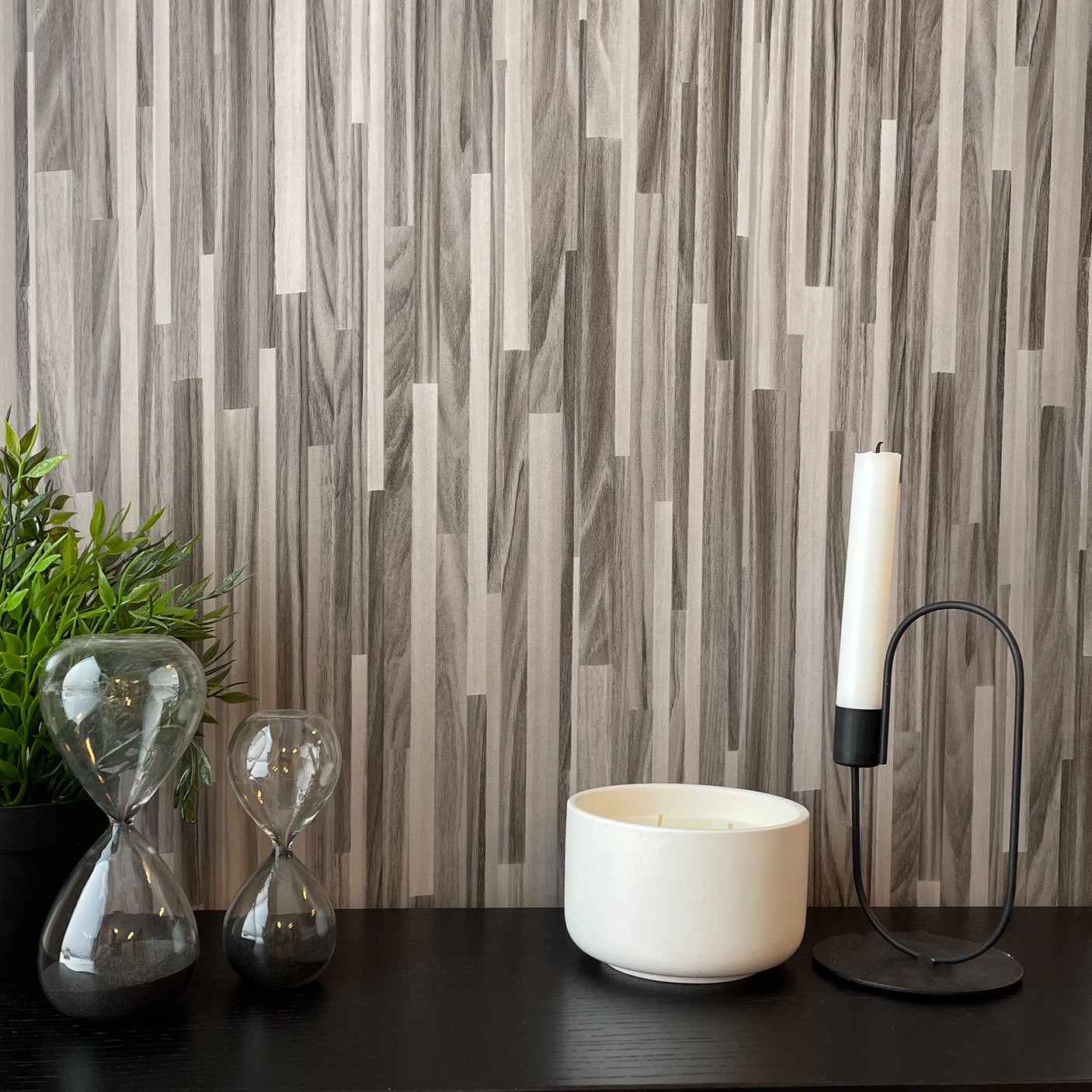 Premium Birmingham grå kontaktplast imiterer treverk i gråtoner i staver. Denne egner seg godt til fornyelse av kjøkken, stue og møbler.