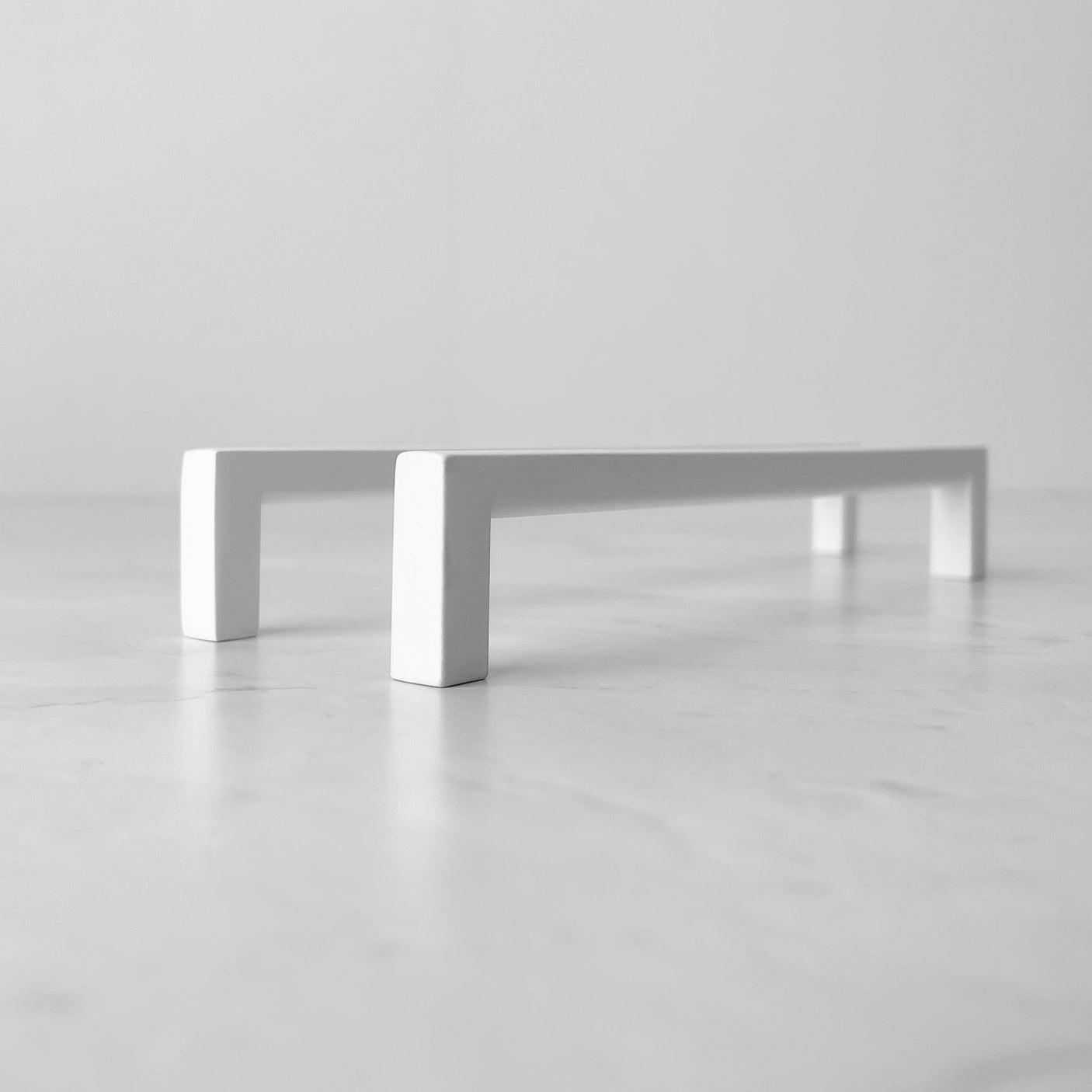 Hvit metallhåndtak brukt på baderomsskap