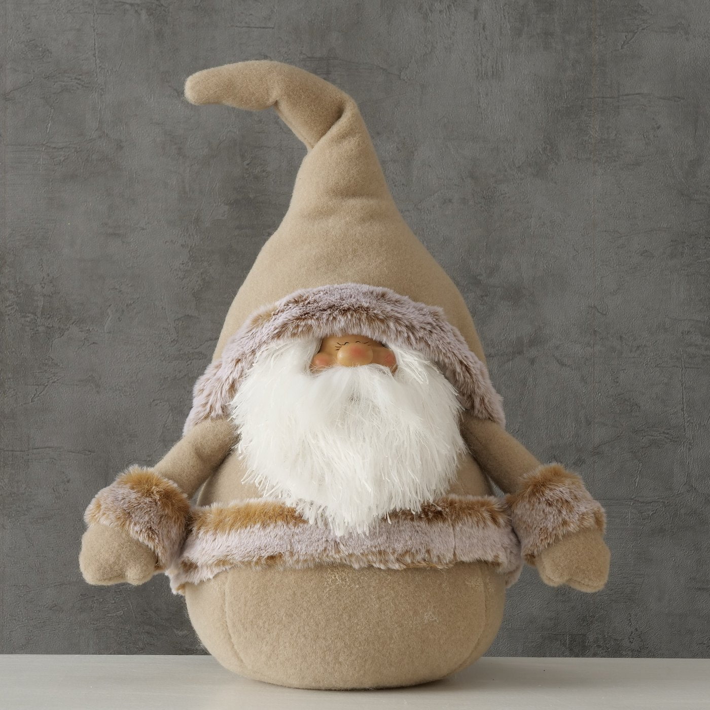 Nissefigur Brodie med høy hatt i beige, stående på hvitt bord.