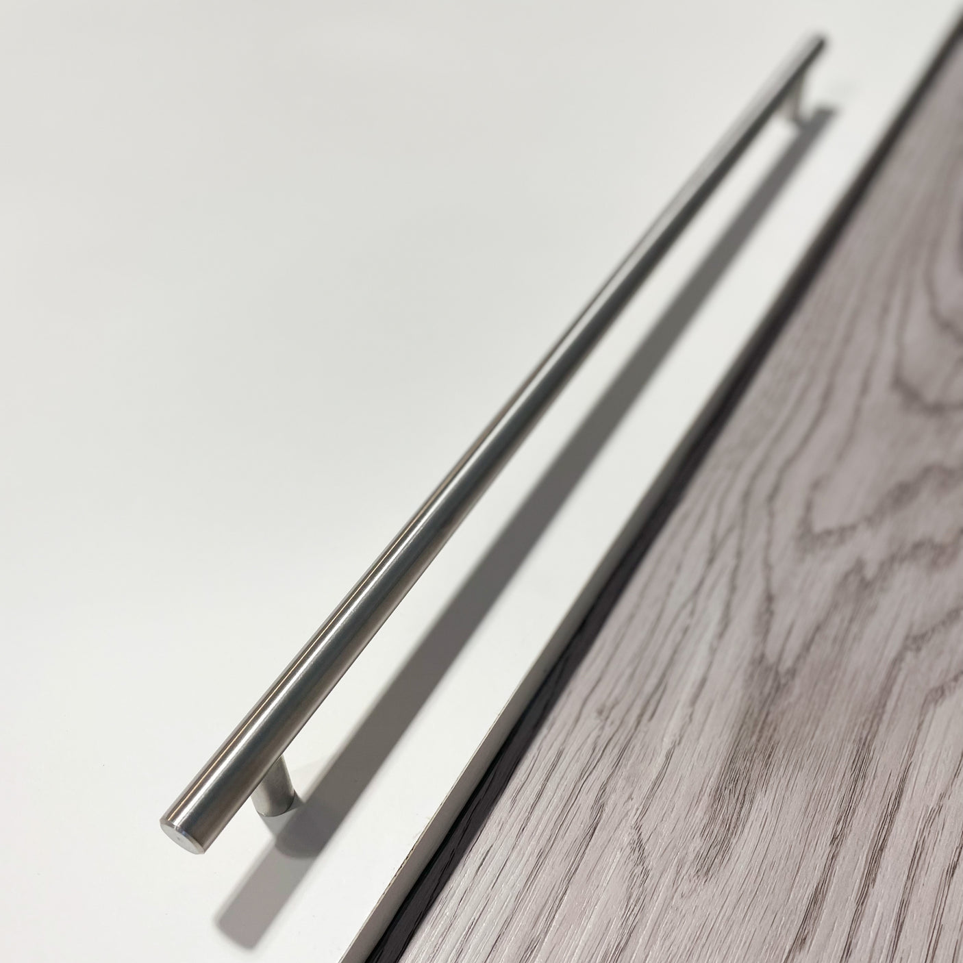 Rustfritt stål håndtak i minimalistisk stil til moderne interiør.