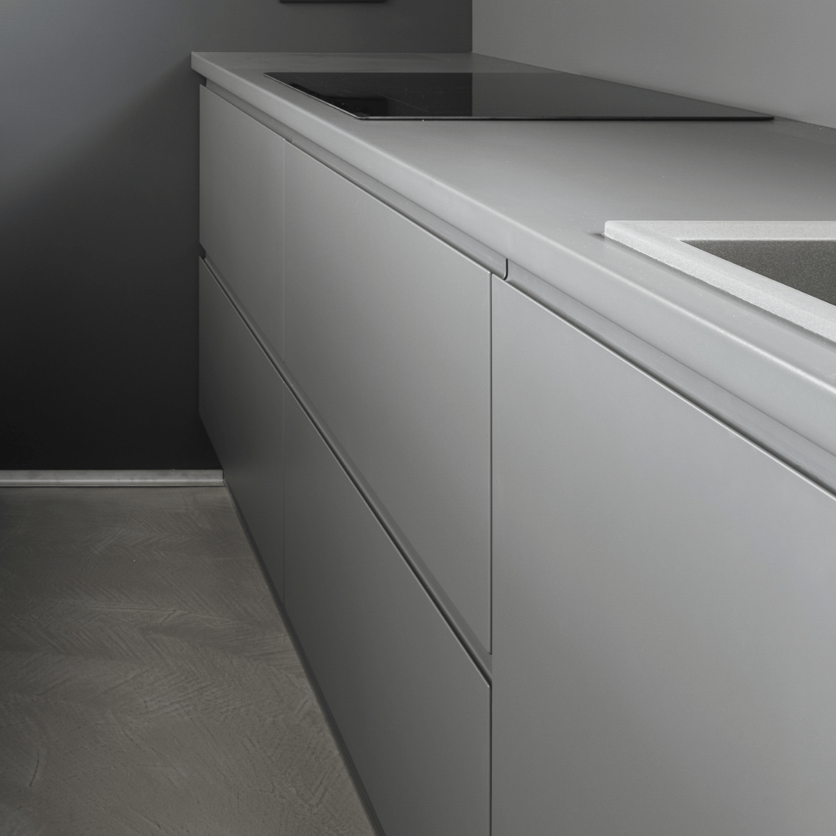 Premium Cloudy grey kontaktplast er en bestselgende folie som gir et stilrent og moderne uttrykk. Passer godt til å fornye kjøkken, møbler og bad.